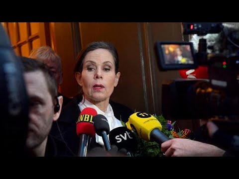 شاهد  استقالات جماعية في الأكاديمية السويدية