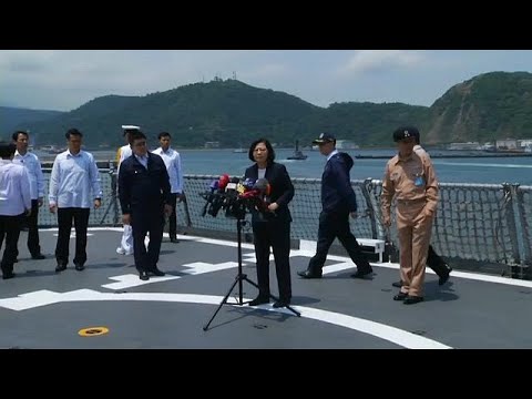 رئيسة تايوان تتفقد تدريباتها العسكرية