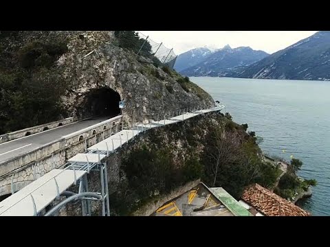 شاهد بناء جسر طائر للدراجات في أعلى بحيرة في إيطاليا