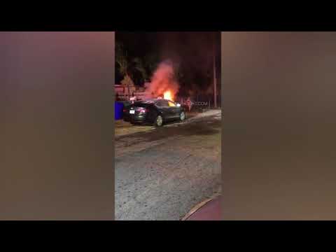 فتاة تحطم وتشعل النار في سيارة صديقها