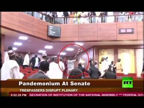 لحظة  تسلل لصوص إلى داخل برلمان نيجيريا وسرقة صولجانا