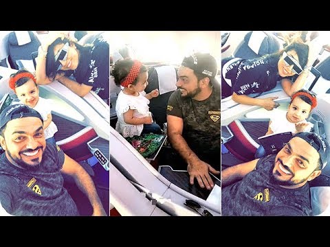 شاهد محمد الترك يغني لابنته غزل على متن طائرة