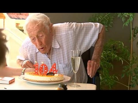 عالم أسترالي احتفل بعيد ميلاه 104