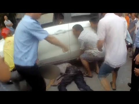 المارة ينقذون رجلًا من تحت عجلات سيارة في الصين