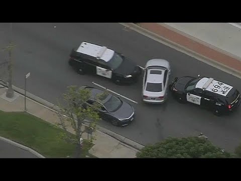 مطاردة هوليوودية بين سائق بارع والشرطة الأميركية