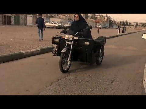 سيدة من ذوي الاحتياجات تخترع دراجة نارية خاصة