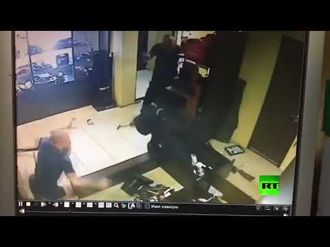 لحظة هجوم بمطرقة على مكتب الرهنيات في دميتروف