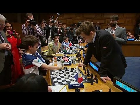 بطل العالم للشطرنج يهزم 15 منافسًا في آن واحد