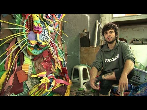 فنان برتغالي يُحوّل النفايات إلى أعمال فنية