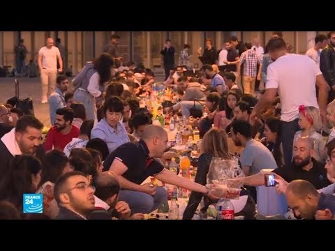شاهدإفطار رمضاني في الهواء الطلق في قلب باريس