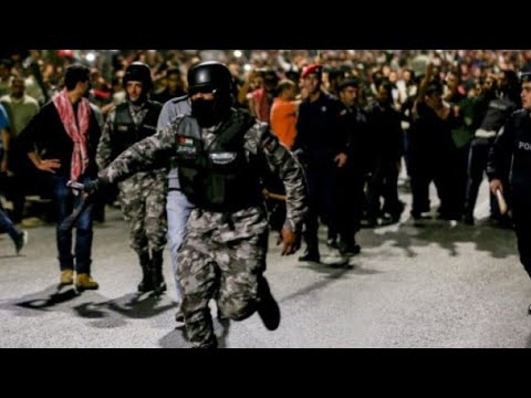 شاهدالآلاف في الأردن يتظاهرون ويطالبون باستقالة رئيس الوزراء