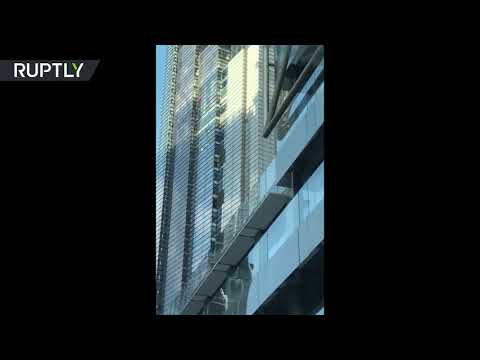 شاهد  الرجل العنكبوت  يتسلق برجًا شاهقًا في لندن