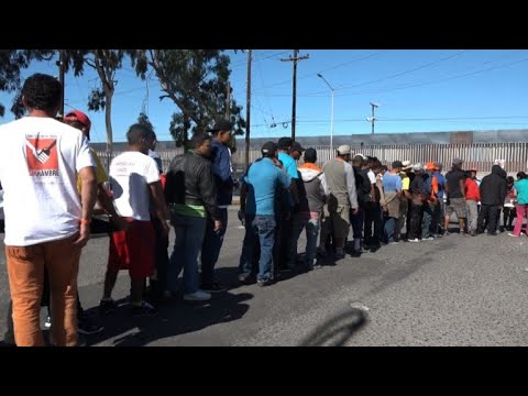 شاهد آلاف المهاجرين يواصلون التجمع على الحدود المكسيكية الأمريكية