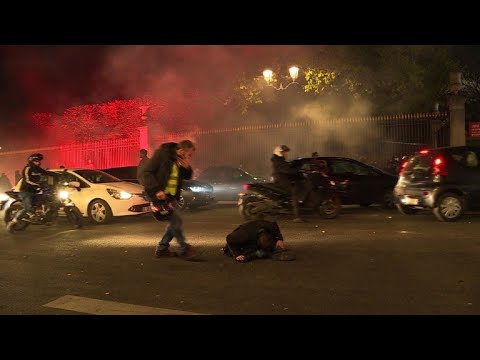 شاهد مقتل امرأة وإصابة 400 شخص خلال احتجاجات ضد رفع أسعار الوقود في فرنسا