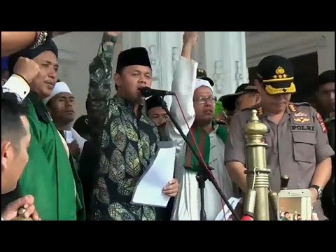 شاهد مثليو إندونيسيا يخشون خطاب الكراهية الذي انتشر مؤخرًا مع الحملات الانتخابية