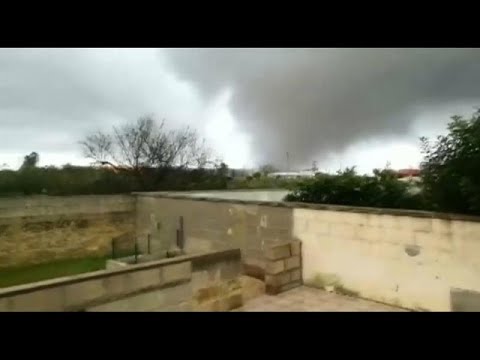 شاهد  إعصار مدمر يضرب جنوب إيطاليا