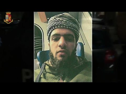 شاهد الشرطة الإيطالية تعتقل شابًا مصريًا ينتمي إلى تنظيم داعش