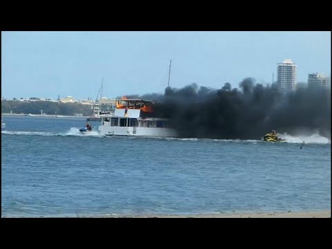 شاهد راكبي الدراجات المائية يحولون إخماد النيران التي شبت بأحد المراكب في استراليا