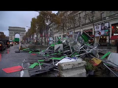 شاهد فرق التنظيف تُزيل ما خلفته الاشتباكات بين الشرطة والمتظاهرين في باريس