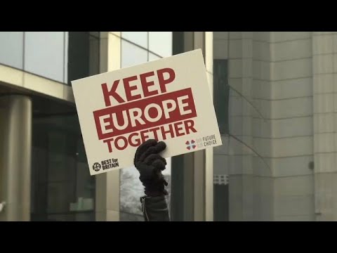 شاهد العشرات يتظاهرون لرفض خروج بريطانيا من الاتحاد الأوروبي