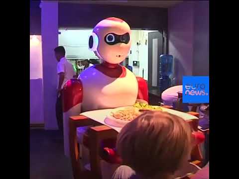 شاهد روبوتات محلية الصنع تتولى مهام النادل في إحدى مطاعم كاتماندو