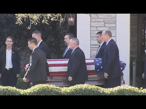شاهد نقل جثمان الرئيس الأميركي الأسبق جورج بوش الأب إلى واشنطن
