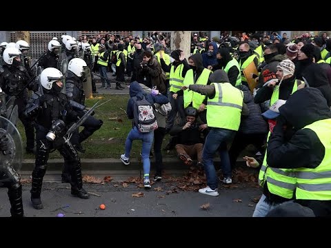 شاهد الشرطة الفرنسية تعتقل عددًا من طلاب المدارس