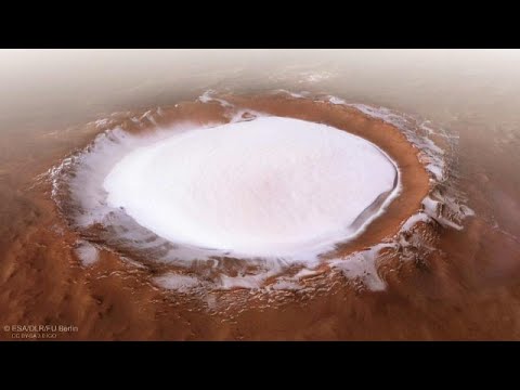 شاهد حفرة نيزكية هائلة يملؤها الثلج على سطح المريخ