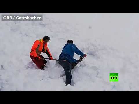 شاهد عمال سكك الحديد في النمسا ينقذون تيسًا من تحت الثلوج