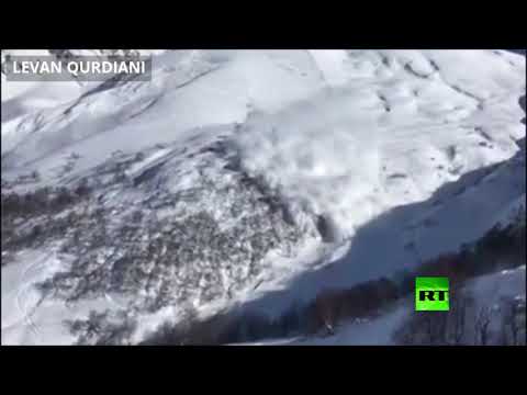 شاهد لحظة انهيار ثلجي في جبال جورجيا
