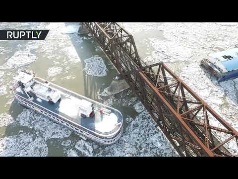 شاهد سفينة عالقة بجسر سكة حديد على نهر هدسون في نيويوك