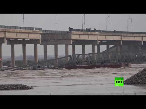 شاهد السيول تجرف جسر الشرقاط فوق نهر دجلة في العراق