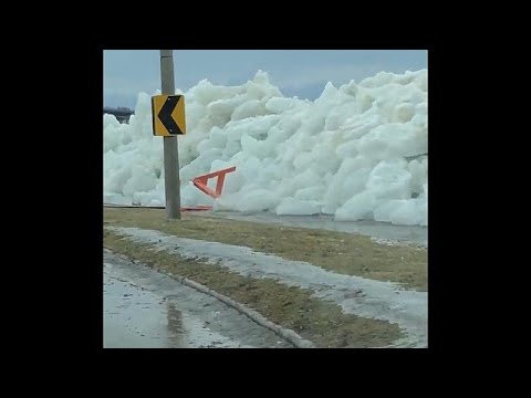 شاهد الرياح العاتية تشكل جدار جليد على طريق في كندا