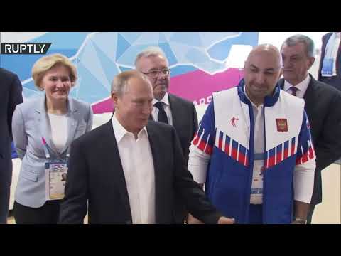 شاهد فلاديمير بوتين يقلّد الفائزين في سباق التزلج 10 كم