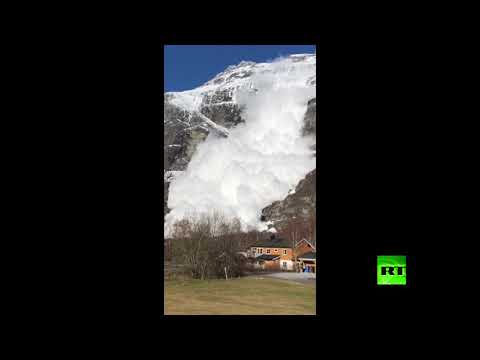 شاهد لحظة انهار ثلجي بقرية في النرويغ