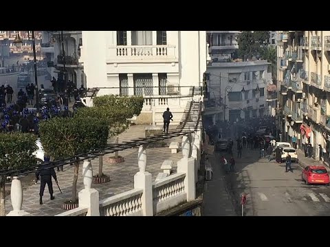 شاهد اشتباكات عنيفة في الجزائر بين المتظاهرين وقوات الأمن