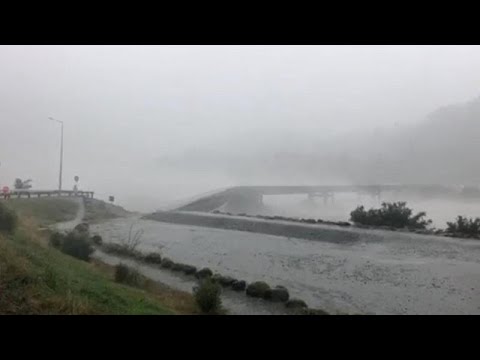 شاهد عاصفة مطيرة تُدمر جسرًا خرسانيًا داخل نهر في نيوزيلندا