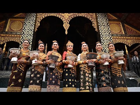 7 متنافسات على لقب ملكة جمال لاوس يرتدين ملابس مطرزة بالذهب