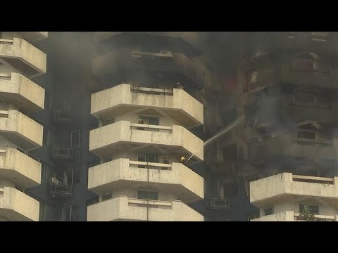 شاهد محاولات إخماد حريق ضخم في الفلبين