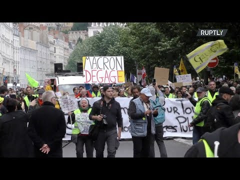 الآلاف من متظاهري حركة السترات الصفراء يخرجون إلى شوارع فرنسا