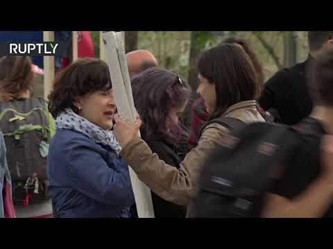 شاهد احتجاج غريب على أزمة الإسكان في شوارع برشلونة