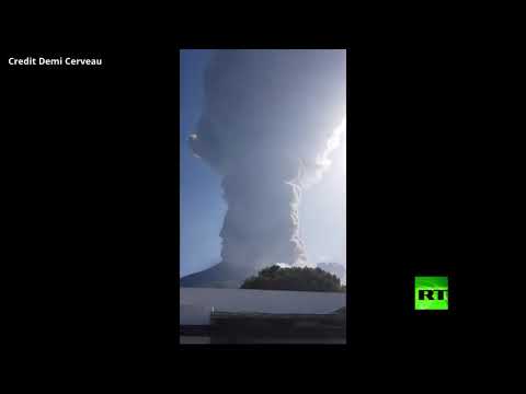 شاهد فيديو يظهر ثوران بركان سترومبولي في إيطاليا
