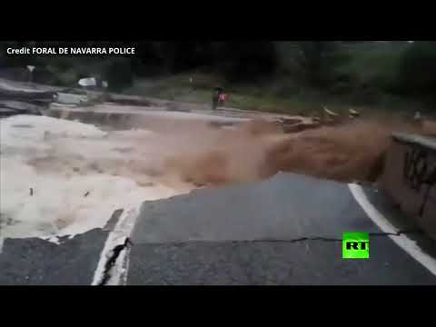 شاهد فيضانات عارمة تجرف طريقًا في قرية إسبانية