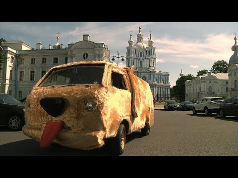 شاهد سيارة الفيلم الأميركيغبي وأغبى تجوب شوارع سان بطرسبرغ