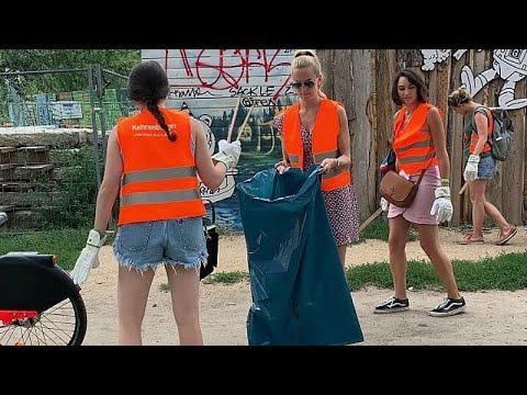 شاهد برلين تُشركُ السيّاحَ في حملة تنظيف الحدائق والأماكن العامة