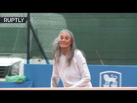 شاهد مُعمّرة أرجنتينية تلعب التنس في الـ85 من عمرها