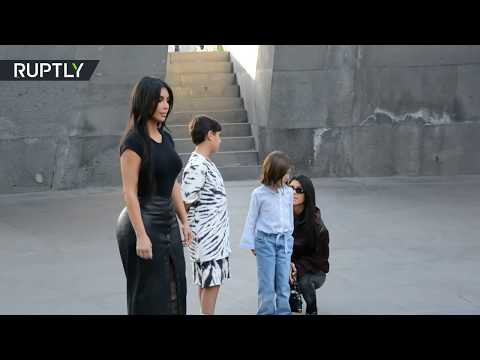 شاهد كيم كارداشيان تجذب معجبيها أثناء زيارة لها إلى نصب تذكاري لـ ضحايا إبادة الأرمن