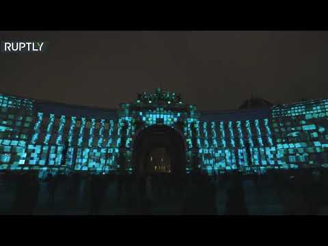 شاهد معجزة الضوء في ساحة القصر في سان بطرسبورغ الروسية