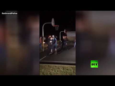 شاهد رجال شرطة يشاركون شبانَا في لعب كرة السلة