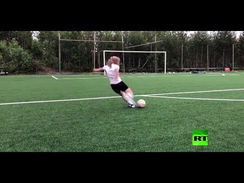 شاهد حسناء نرويجية تلعب كرة القدم في كل مكان بحركات استعراضية